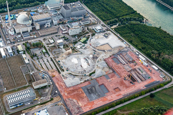 Vue aérienne de Chantier de construction du convertisseur CC sur le site de la centrale nucléaire déclassée EnBW Kernkraft GmbH, centrale nucléaire Philippsburg et débris des deux tours de refroidissement à Philippsburg dans le département Bade-Wurtemberg, Allemagne