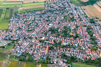 Vue d'oiseau de Quartier Mechtersheim in Römerberg dans le département Rhénanie-Palatinat, Allemagne