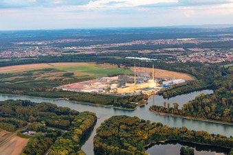 Vue aérienne de Chantier de construction du convertisseur CC sur le site de la centrale nucléaire déclassée EnBW Kernkraft GmbH, centrale nucléaire Philippsburg et débris des deux tours de refroidissement sur les rives du Rhin à Philippsburg dans le département Bade-Wurtemberg, Allemagne