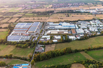 Vue aérienne de Zone industrielle de Landau Est, usine de pneus Michelin à le quartier Mörlheim in Landau in der Pfalz dans le département Rhénanie-Palatinat, Allemagne