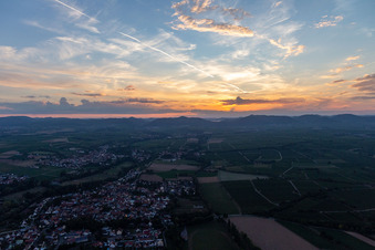 Vue aérienne de Coucher de soleil dans le Palatinat du Sud à le quartier Mühlhofen in Billigheim-Ingenheim dans le département Rhénanie-Palatinat, Allemagne