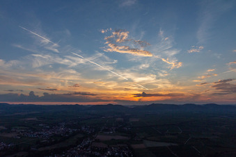 Vue aérienne de Coucher de soleil dans le Palatinat du Sud à le quartier Mühlhofen in Billigheim-Ingenheim dans le département Rhénanie-Palatinat, Allemagne