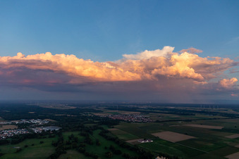 Vue aérienne de Pluie sur le Rhin à Steinweiler dans le département Rhénanie-Palatinat, Allemagne