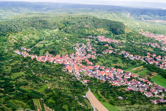 Vue aérienne de Vue des rues et des maisons dans les quartiers résidentiels à le quartier Mönchberg in Herrenberg dans le département Bade-Wurtemberg, Allemagne