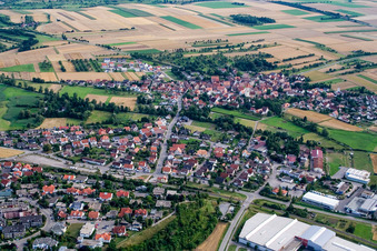 Vue aérienne de Vue des rues et des maisons dans les quartiers résidentiels à le quartier Mönchberg in Herrenberg dans le département Bade-Wurtemberg, Allemagne