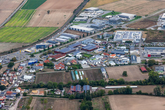Vue aérienne de Zone industrielle et commerciale nord avec ITK Engineering GmbH, DBK David + Baader, Transac et la marque de vélos Fischer à Rülzheim dans le département Rhénanie-Palatinat, Allemagne