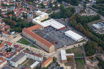Vue aérienne de FMZ, ancienne caserne municipale avec école professionnelle à Paradeplatz à Germersheim dans le département Rhénanie-Palatinat, Allemagne