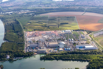 Photographie aérienne de La centrale nucléaire ENBW en cours de démantèlement avec le chantier de construction du convertisseur CC à Philippsburg dans le département Bade-Wurtemberg, Allemagne