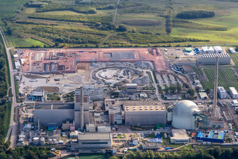 Vue oblique de La centrale nucléaire ENBW en cours de démantèlement avec le chantier de construction du convertisseur CC à Philippsburg dans le département Bade-Wurtemberg, Allemagne