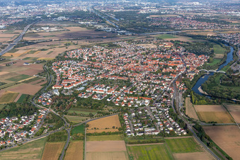 Vue aérienne de Centre-ville Seckenheim sur les rives du Neckar à le quartier Seckenheim in Mannheim dans le département Bade-Wurtemberg, Allemagne