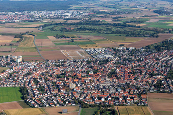 Vue aérienne de Vue des rues et des maisons dans les quartiers résidentiels à Heddesheim dans le département Bade-Wurtemberg, Allemagne