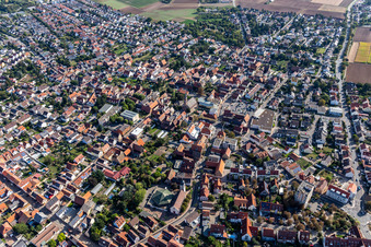 Vue aérienne de Vue de la ville du centre-ville avec l'église Saint-Remi - Nouvelle église à Heddesheim dans le département Bade-Wurtemberg, Allemagne