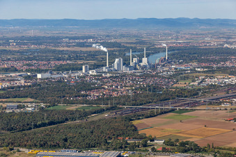 Vue aérienne de Entre chemin de fer et GKM sur le Rhin à le quartier Rheinau in Mannheim dans le département Bade-Wurtemberg, Allemagne