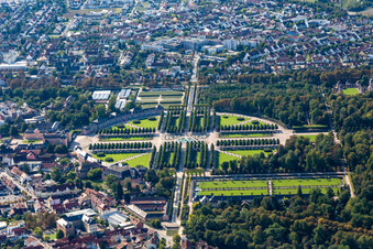 Vue aérienne de Jardin du palais et palais baroque Schwetzingen à Schwetzingen dans le département Bade-Wurtemberg, Allemagne