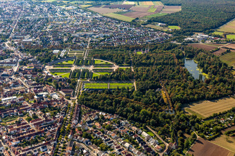 Vue oblique de Parc rococo du jardin et du palais Schwetzingen à Schwetzingen dans le département Bade-Wurtemberg, Allemagne