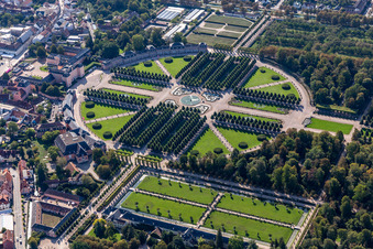 Vue aérienne de Parc rond de style rococo avec arcades et fontaines dans le jardin du château Schwetzingen à Schwetzingen dans le département Bade-Wurtemberg, Allemagne