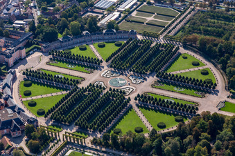 Photographie aérienne de Parc rond de style rococo avec arcades et fontaines dans le jardin du château Schwetzingen à Schwetzingen dans le département Bade-Wurtemberg, Allemagne