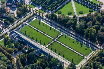 Vue aérienne de Complexe de bâtiments d'orangerie et parc rectangulaire entouré d'eau dans le parc du château de Castle Schwetzingen à Schwetzingen dans le département Bade-Wurtemberg, Allemagne
