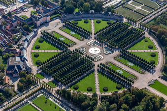 Vue aérienne de Jardin du palais et palais baroque Schwetzingen à Schwetzingen dans le département Bade-Wurtemberg, Allemagne