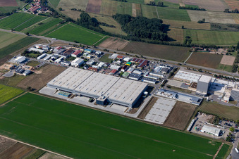 Vue aérienne de Zone industrielle et commerciale de la Sachsenstraße avec WalzWerk Motorcycles, concessionnaire de motos Musch M. et pension pour chiens Happy Animal Center à Ketsch dans le département Bade-Wurtemberg, Allemagne