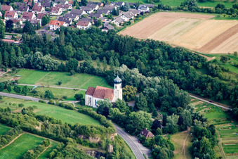 Vue aérienne de Chapelle Saint-Étienne à le quartier Poltringen in Ammerbuch dans le département Bade-Wurtemberg, Allemagne