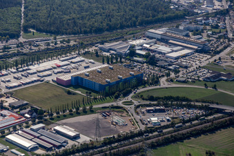 Vue aérienne de Complexe de bâtiments et terrain du centre logistique dm-drogerie markt GmbH + Co. KG centre de distribution Waghäusel à Waghäusel à le quartier Oberhausen in Oberhausen-Rheinhausen dans le département Bade-Wurtemberg, Allemagne
