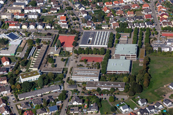 Vue aérienne de Terrain de l'école et gymnase Kopernikus et Konrad Adenauer Realschule à Philippsburg dans le département Bade-Wurtemberg, Allemagne