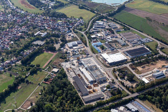 Vue aérienne de Zone industrielle et implantation d'entreprise à Kuhweid avec SAB Trade & Services GmbH, Frank und Waldenberger GmbH, airwasol et Ledo Plus en Huttenheim à le quartier Huttenheim in Philippsburg dans le département Bade-Wurtemberg, Allemagne