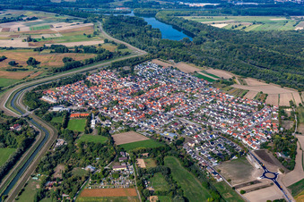 Vue aérienne de Vue de la ville en bordure des champs agricoles et des terres agricoles en Rußheim à le quartier Rußheim in Dettenheim dans le département Bade-Wurtemberg, Allemagne