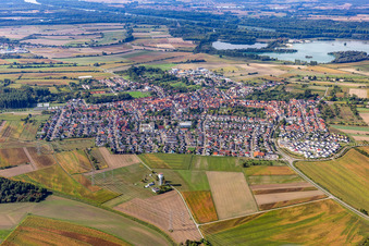 Vue aérienne de Vue des rues et des maisons dans les quartiers résidentiels à le quartier Liedolsheim in Dettenheim dans le département Bade-Wurtemberg, Allemagne