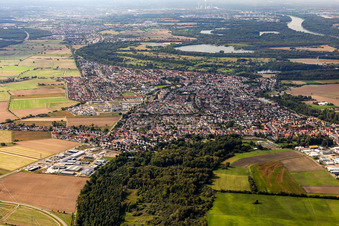 Vue aérienne de Vue de la ville du centre-ville en Hochstetten à le quartier Hochstetten in Linkenheim-Hochstetten dans le département Bade-Wurtemberg, Allemagne