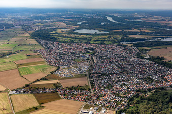 Vue aérienne de Vue de la ville du centre-ville en Hochstetten à le quartier Hochstetten in Linkenheim-Hochstetten dans le département Bade-Wurtemberg, Allemagne