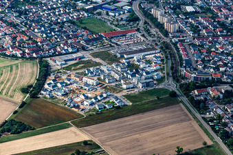 Vue aérienne de Chantier de construction pour la nouvelle construction d'un complexe résidentiel multifamilial dans la zone de développement Quartier 2020 de Biegen-Durlacher Weg à Hochstetten à le quartier Hochstetten in Linkenheim-Hochstetten dans le département Bade-Wurtemberg, Allemagne