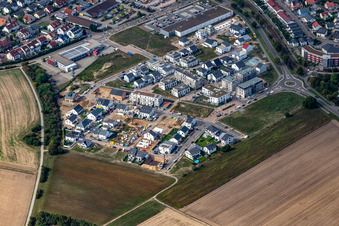 Vue aérienne de Chantier de construction pour la nouvelle construction d'un complexe résidentiel multifamilial dans la zone de développement Quartier 2020 de Biegen-Durlacher Weg à Hochstetten à le quartier Hochstetten in Linkenheim-Hochstetten dans le département Bade-Wurtemberg, Allemagne