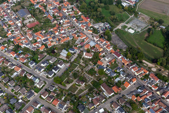 Vue aérienne de Cimetière Hochstetten à le quartier Hochstetten in Linkenheim-Hochstetten dans le département Bade-Wurtemberg, Allemagne