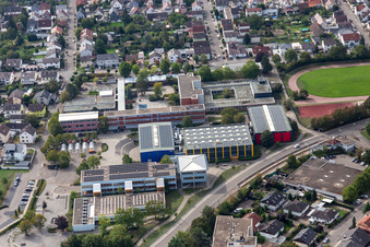 Vue aérienne de École primaire et secondaire Linkenheim et association locale AWO Linkenheim-Hochstetten à le quartier Linkenheim in Linkenheim-Hochstetten dans le département Bade-Wurtemberg, Allemagne