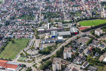 Vue aérienne de Centre scolaire à le quartier Linkenheim in Linkenheim-Hochstetten dans le département Bade-Wurtemberg, Allemagne