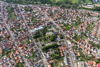 Vue aérienne de Église protestante Linkenheim à le quartier Linkenheim in Linkenheim-Hochstetten dans le département Bade-Wurtemberg, Allemagne