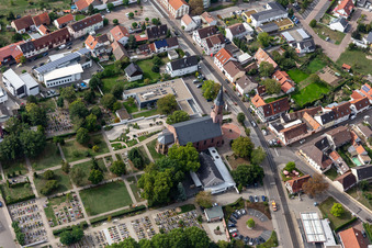 Vue aérienne de Cimetière de l'Église protestante Linkenheim à Linkenheim à le quartier Linkenheim in Linkenheim-Hochstetten dans le département Bade-Wurtemberg, Allemagne