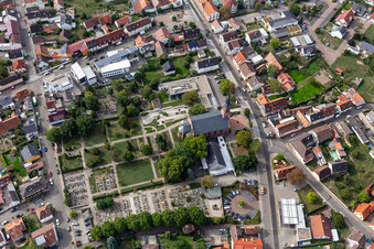 Vue aérienne de Église protestante Linkenheim à le quartier Linkenheim in Linkenheim-Hochstetten dans le département Bade-Wurtemberg, Allemagne