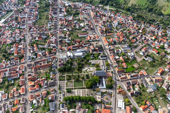 Vue aérienne de Cimetière de l'Église protestante Linkenheim à Linkenheim à le quartier Linkenheim in Linkenheim-Hochstetten dans le département Bade-Wurtemberg, Allemagne