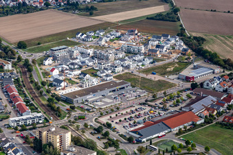 Vue aérienne de Chantier de construction pour la nouvelle construction d'un complexe résidentiel multifamilial dans la zone de développement Quartier 2020 Biegen-Durlacher Weg à Hochstetten à le quartier Liedolsheim in Dettenheim dans le département Bade-Wurtemberg, Allemagne