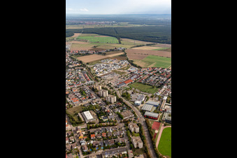 Vue d'oiseau de Quartier Linkenheim in Linkenheim-Hochstetten dans le département Bade-Wurtemberg, Allemagne