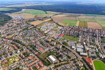 Vue aérienne de Nouvelle zone de développement Am Biegen à le quartier Hochstetten in Linkenheim-Hochstetten dans le département Bade-Wurtemberg, Allemagne