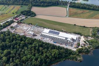 Vue aérienne de Centrale de mélange de béton et de matériaux de construction de Betonfertigteilewerk Linkenheim GmbH & Co. KG à Linkenheim-Hochstetten dans le département Bade-Wurtemberg, Allemagne