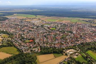 Vue aérienne de Vue de la ville depuis le sud-ouest à le quartier Linkenheim in Linkenheim-Hochstetten dans le département Bade-Wurtemberg, Allemagne