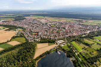 Vue aérienne de Marina - zone portuaire au bord du Linkenheimer Baggersee avec le Sailing Club Linkenheim eV et le Surf Club Linkenheim à le quartier Linkenheim in Linkenheim-Hochstetten dans le département Bade-Wurtemberg, Allemagne