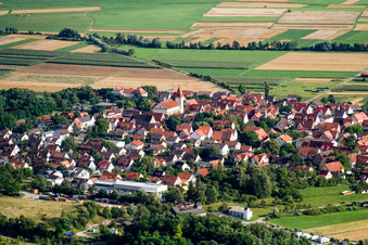 Vue aérienne de Église Saint-Bricius à le quartier Wurmlingen in Rottenburg am Neckar dans le département Bade-Wurtemberg, Allemagne