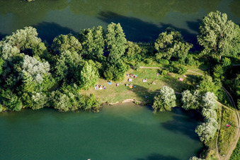 Vue aérienne de Baigneurs au lac de la carrière Hirschau à le quartier Hirschau in Tübingen dans le département Bade-Wurtemberg, Allemagne