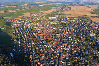 Vue oblique de Vue de la ville depuis l'ouest à Bad Bergzabern dans le département Rhénanie-Palatinat, Allemagne